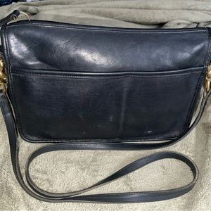 Coach vintage Crossbody Bag Black Leather with pockets and zipper style 7006